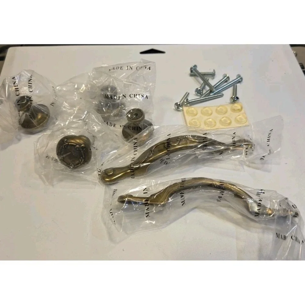 Set of 6 Brass Tone drawer pulls and Knobs‎ With Screws
